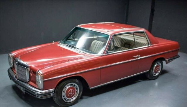 Mercedes-Benz 200-Series 1972 image number 23