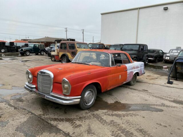 Mercedes-Benz 200-Series 1967 image number 1