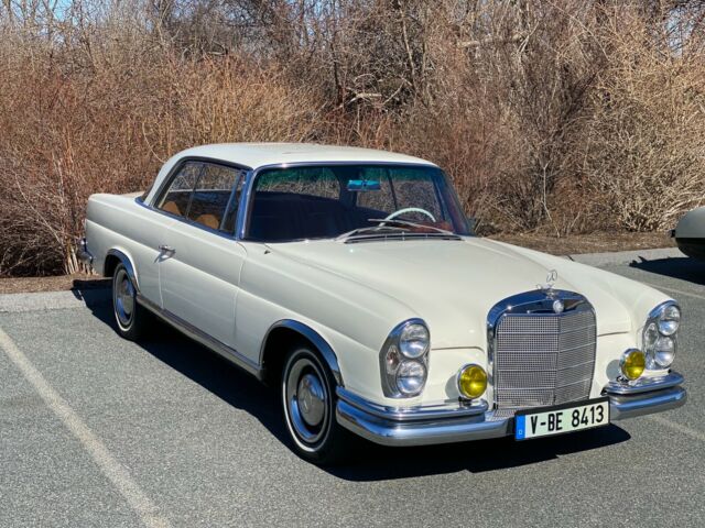 Mercedes-Benz 200-Series 1967 image number 12