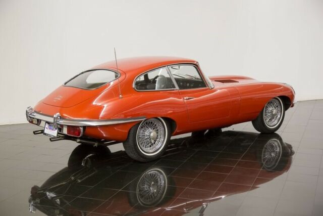 Jaguar E-Type 1970 image number 18