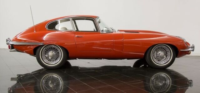 Jaguar E-Type 1970 image number 23