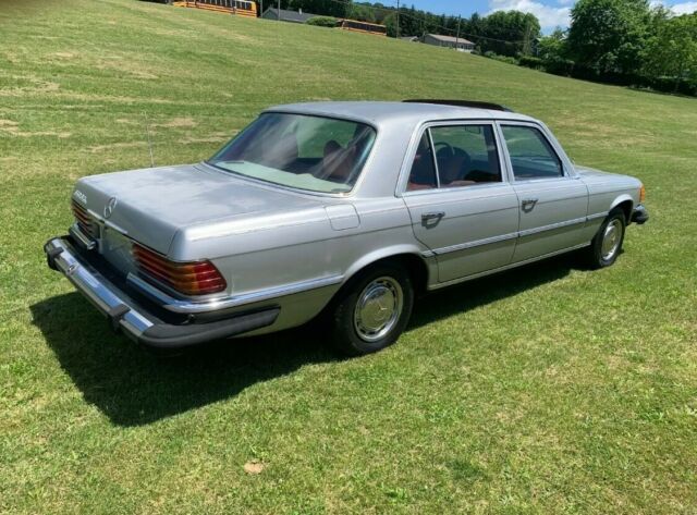 Mercedes-Benz 400-Series 1975 image number 27