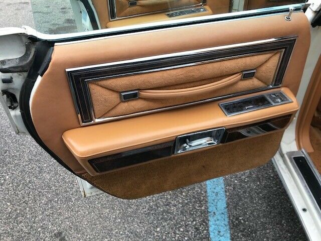 Lincoln Town Car 1978 image number 42