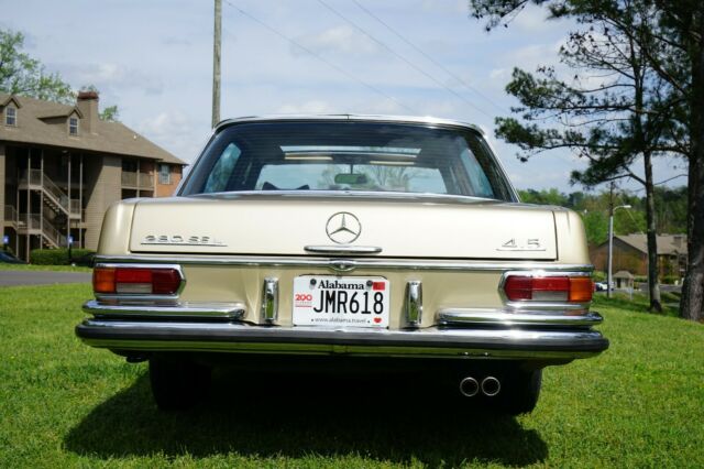 Mercedes-Benz 200-Series 1972 image number 35