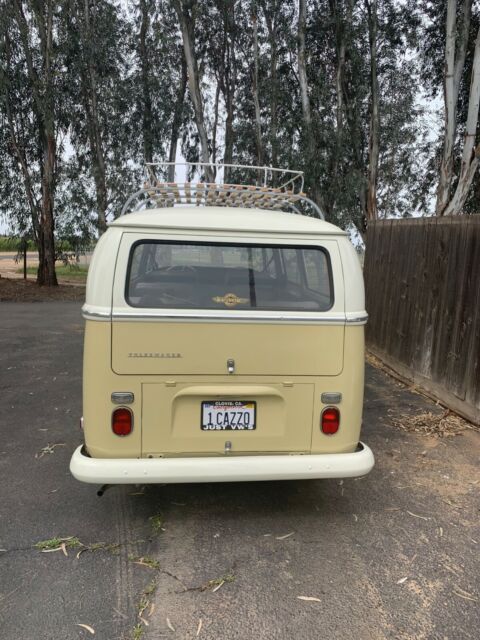 Volkswagen Bus/Vanagon 1971 image number 12