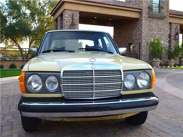 Mercedes-Benz 300-Series 1977 image number 1