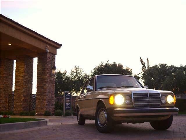 Mercedes-Benz 300-Series 1977 image number 14