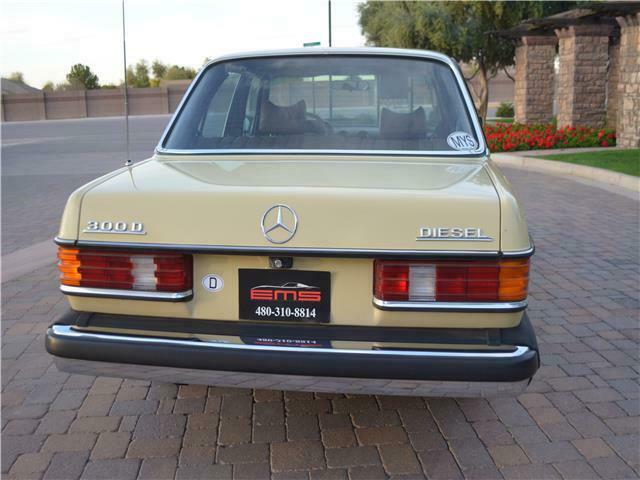 Mercedes-Benz 300-Series 1977 image number 21