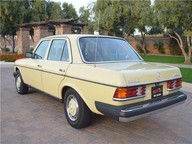 Mercedes-Benz 300-Series 1977 image number 23