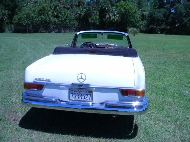 Mercedes-Benz 200-Series 1963 image number 15