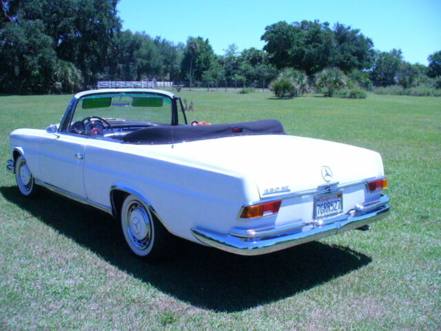 Mercedes-Benz 200-Series 1963 image number 19