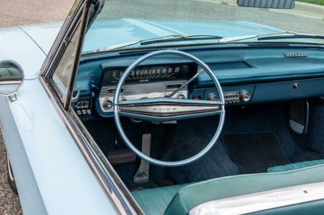 Buick Skylark Convertible 1962 image number 17