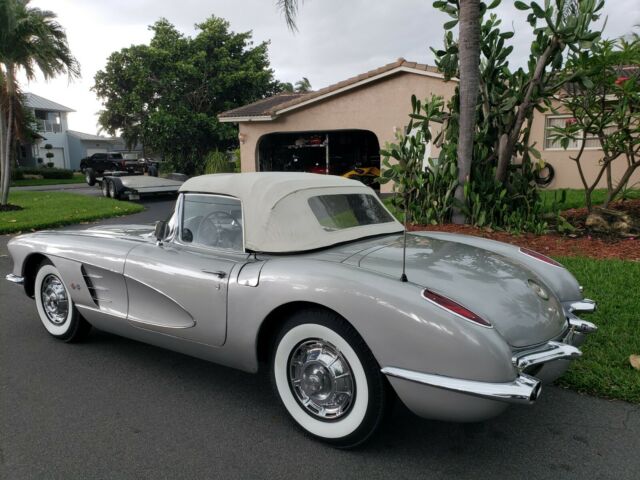 Chevrolet Corvette 1959 image number 18