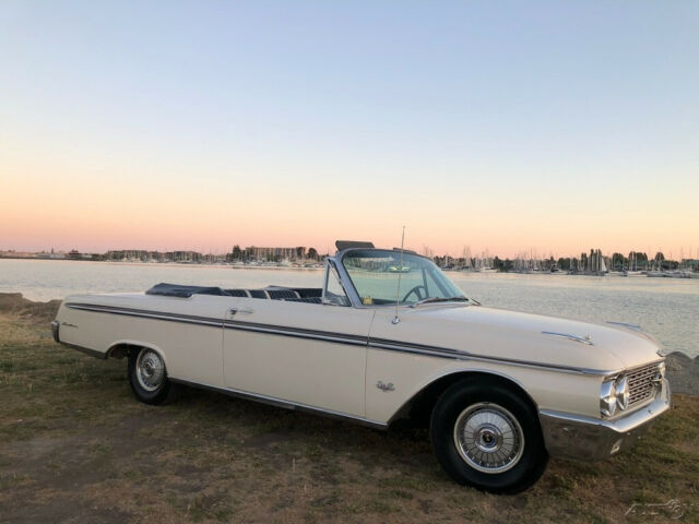 Ford Galaxie 1962 image number 16