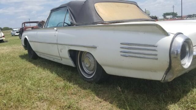 Ford Thunderbird 1961 image number 4