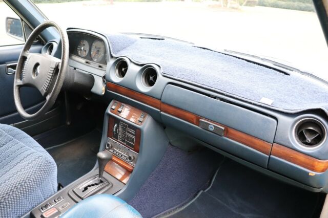 Mercedes-Benz 300-Series 1978 image number 40