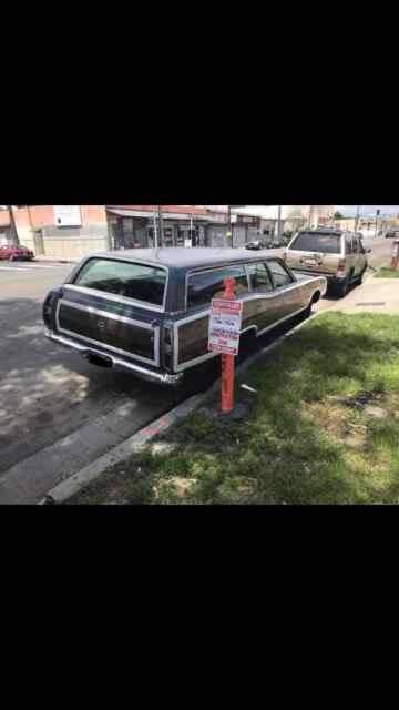 Ford Country Squire 1971 image number 1