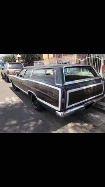 Ford Country Squire 1971 image number 11