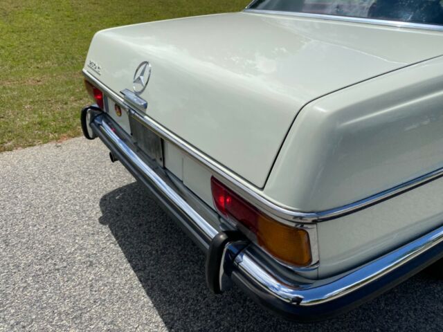 Mercedes-Benz 200-Series 1972 image number 28