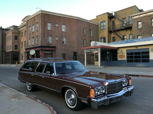 Chrysler Town & Country 1977 image number 25