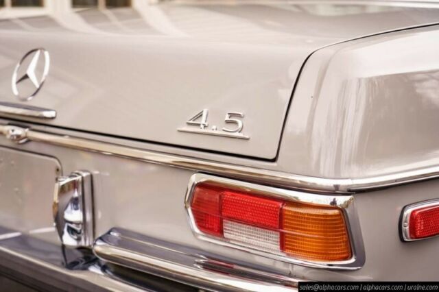 Mercedes-Benz 200-Series 1972 image number 16