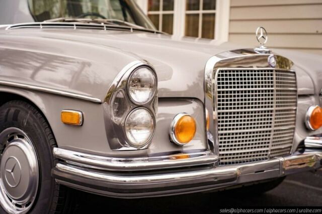 Mercedes-Benz 200-Series 1972 image number 9