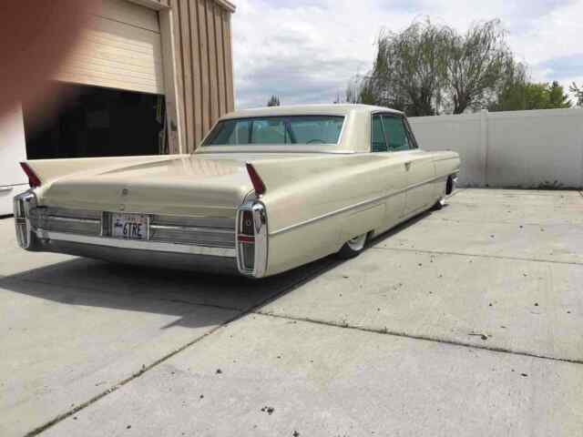 Cadillac Coupe Deville 1963 image number 2