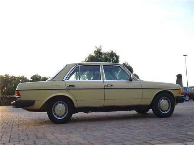 Mercedes-Benz 300-Series 1977 image number 18