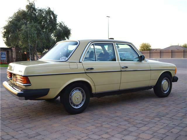 Mercedes-Benz 300-Series 1977 image number 19