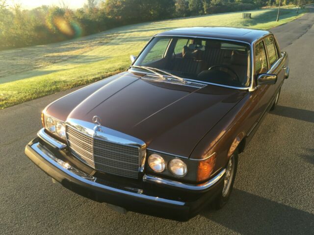 Mercedes-Benz 400-Series 1977 image number 1