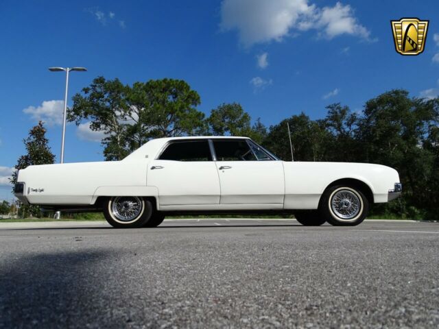 Oldsmobile Ninety-Eight 1966 image number 13