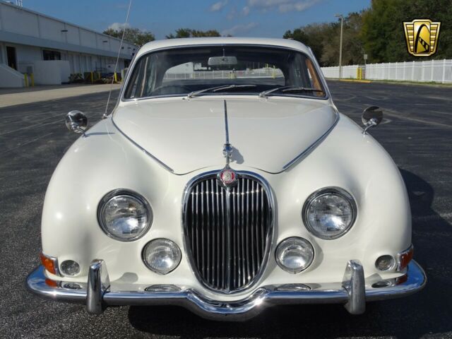 Jaguar S-Type 1967 image number 3