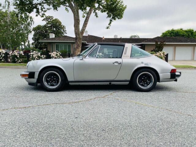 Porsche 911 1975 image number 2