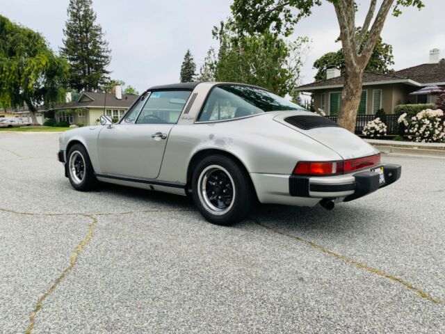 Porsche 911 1975 image number 21