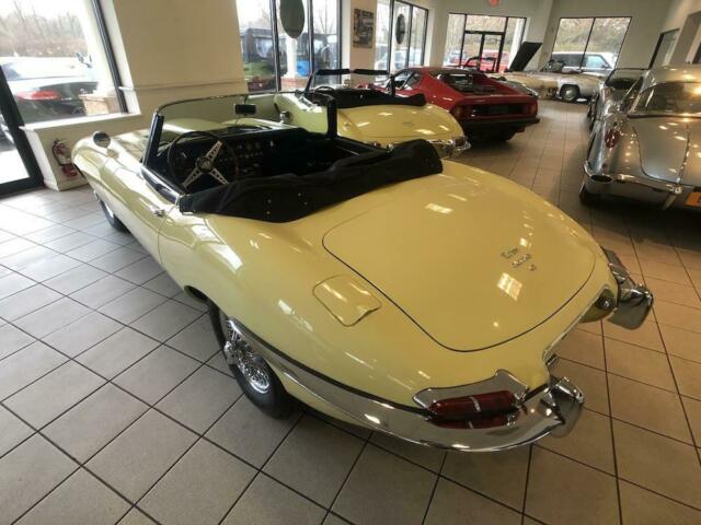 Jaguar E-Type 1967 image number 31