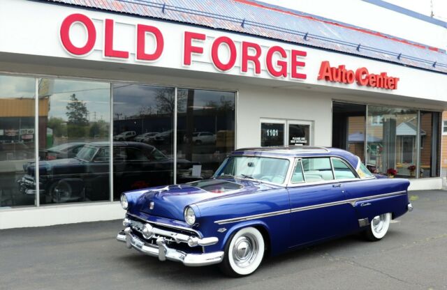 Ford Crestline 1954 image number 0