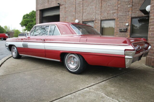 Oldsmobile Starfire 1962 image number 2