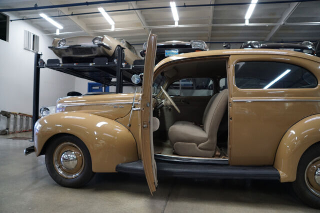 Ford 2 Door Sedan Deluxe 1940 image number 19