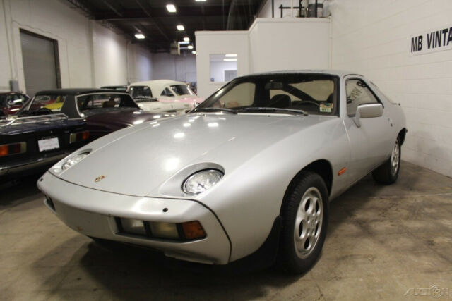 Porsche 928 1979 image number 1