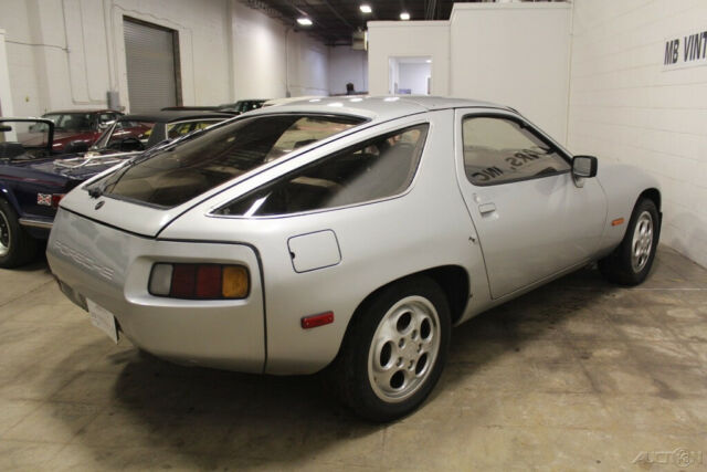 Porsche 928 1979 image number 2