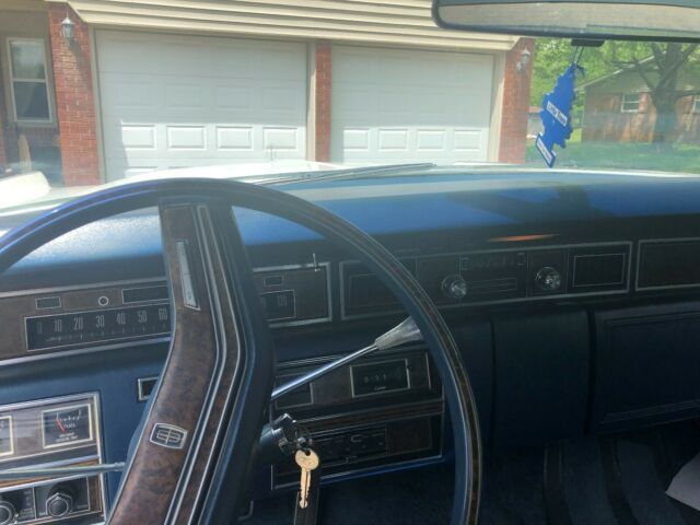 Lincoln Continental 1975 image number 26