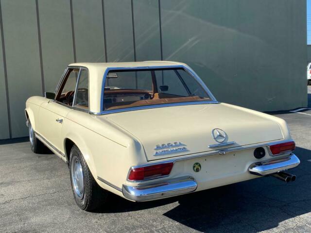 Mercedes-Benz SL-Class 1967 image number 22