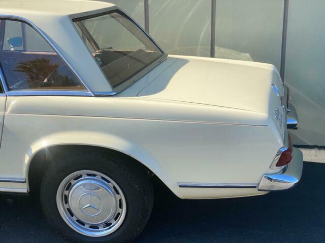 Mercedes-Benz SL-Class 1967 image number 31