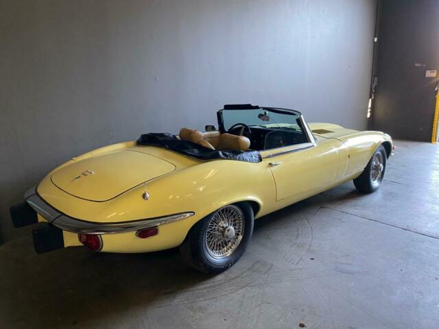 Jaguar E-Type 1974 image number 23