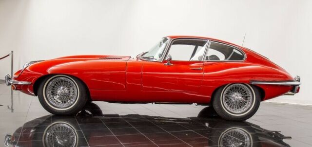 Jaguar E-Type 1970 image number 27