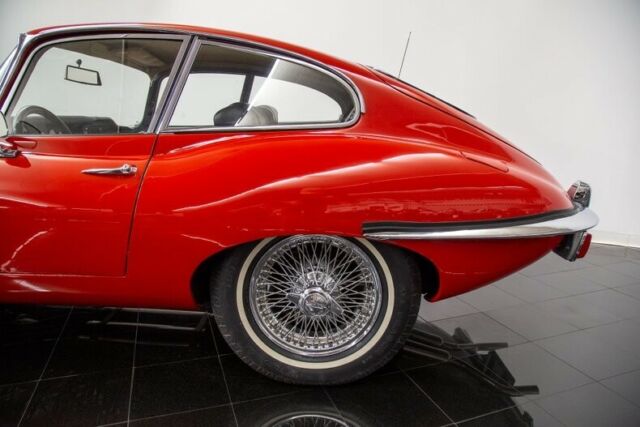 Jaguar E-Type 1970 image number 29