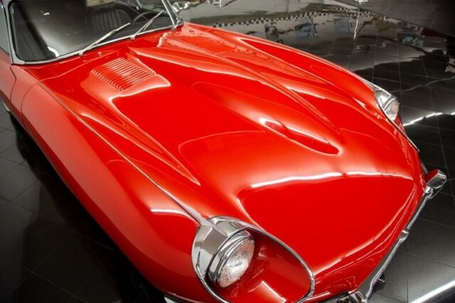 Jaguar E-Type 1970 image number 38