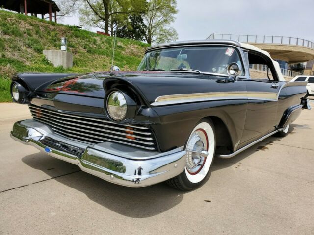 Ford Fairlane 1957 image number 2