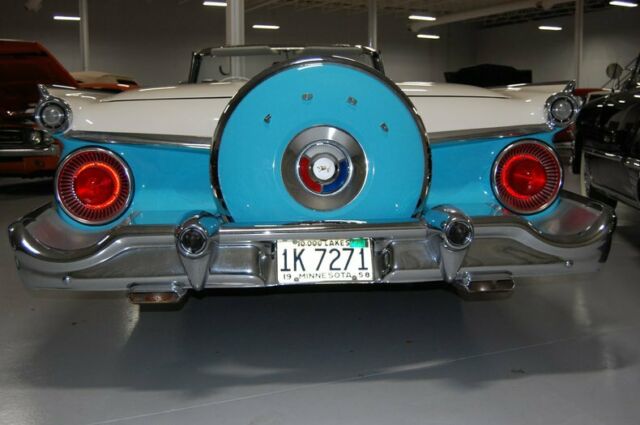 Ford Skyliner Convertible 1959 image number 2