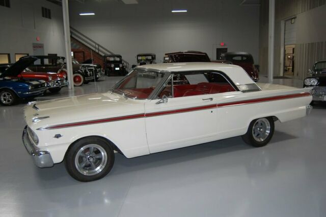 Ford Fairlane 500 Sport Coupe 1963 image number 4